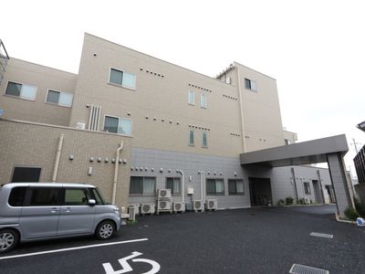 建物の正面エントランス
