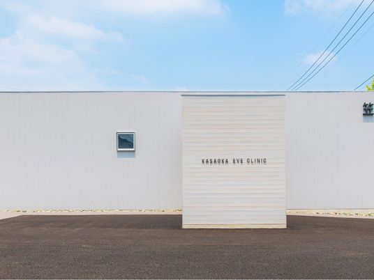 白い建物の外観  