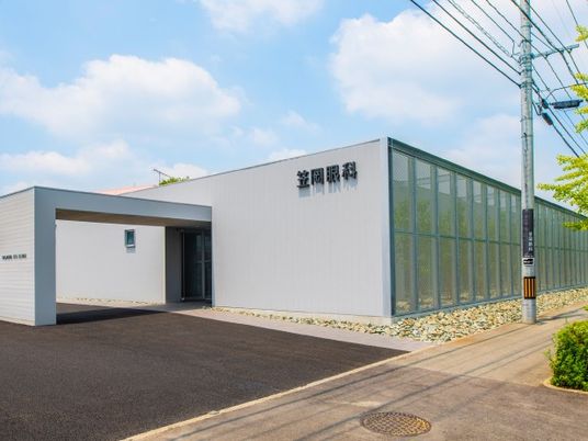 白い外観の建物  