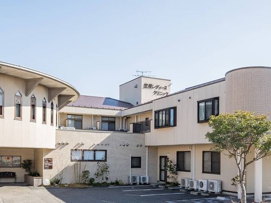 明るい外観の建物  