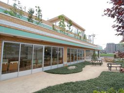 緑豊かな外観と庭園