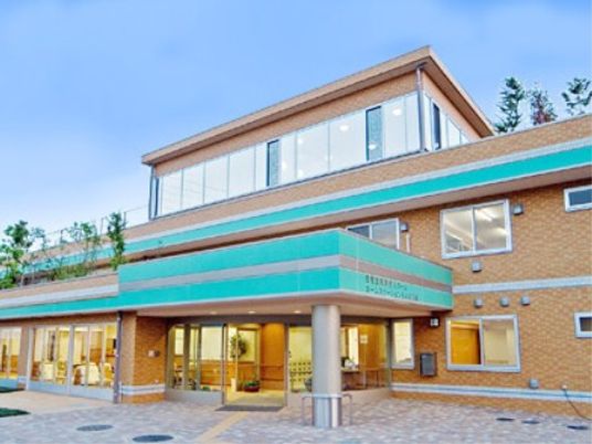 明るい外観の建物入口
