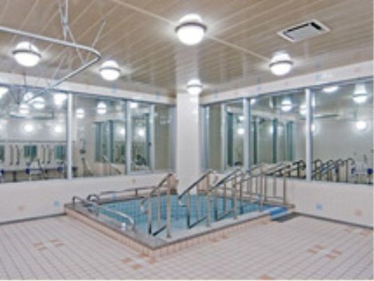 明るいプール付き機能訓練室