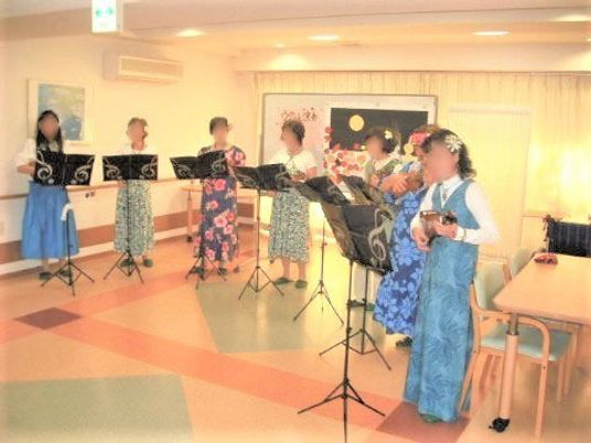 明るい空間で楽器演奏