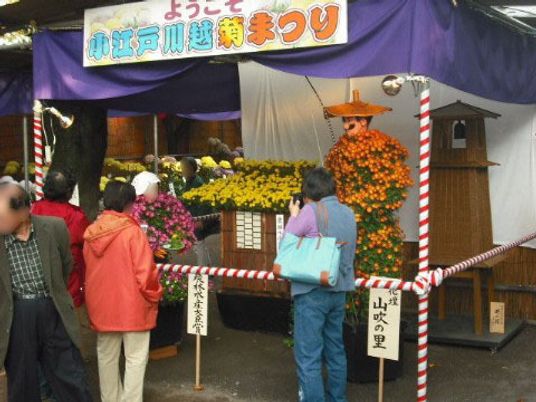 花々に囲まれたイベント会場