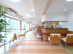 明るい廊下とフロント