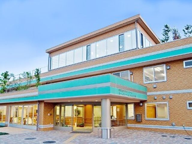 清潔感のある建物外観 外観 アクセスしやすい立地にある明るく開放的な施設で、快適な就業環境を提供しています。