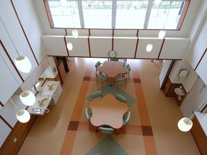 明るい多目的室の様子