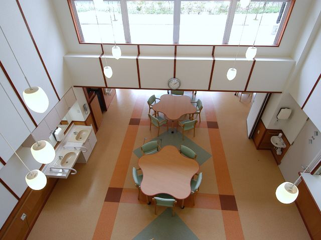 明るい多目的室の様子 食堂 ゆとりある空間の多目的室は、明るく開放感のある造りです。様々な活動に適したこの場所で、充実した時間を過ごすことができます。