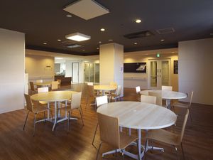 明るい食堂のテーブル席  