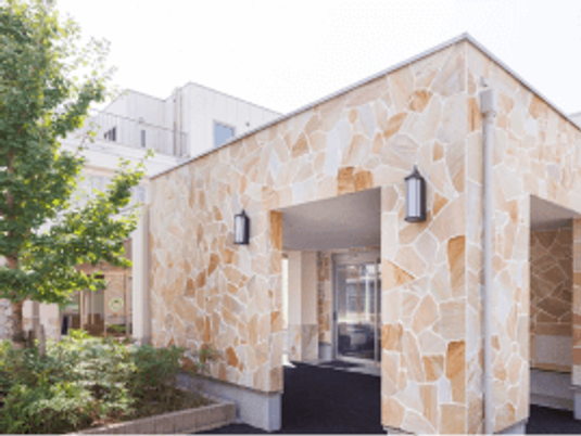 石張り外観の建物  