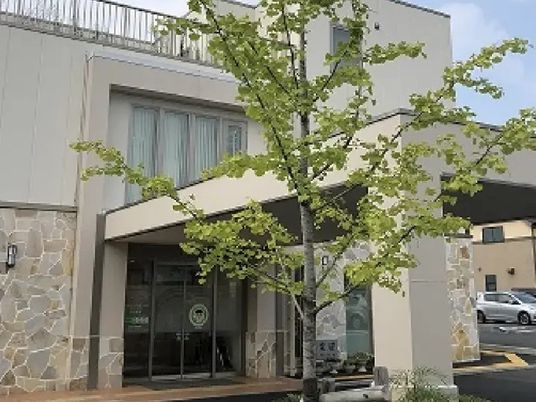 木々に囲まれた外観  