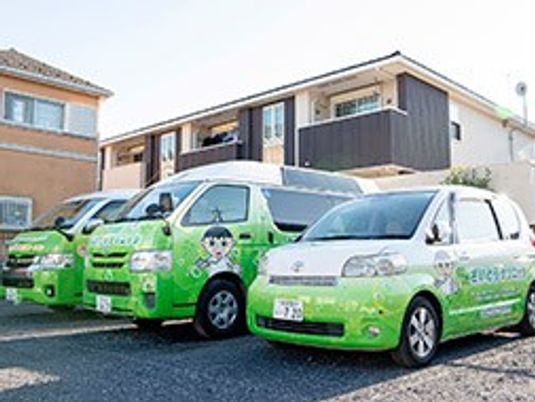 送迎車が並ぶ外観  