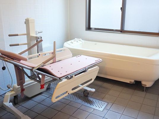 バリアフリー設計の浴室