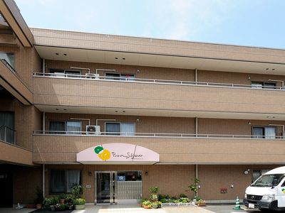 落ち着いた色調の建物正面