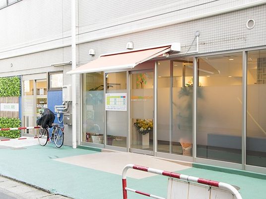 施設の出入口前の通路  
