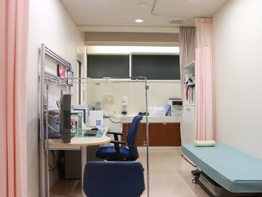 機能訓練室の机とベッド  