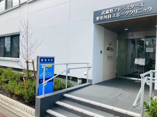 明るい建物の出入口  