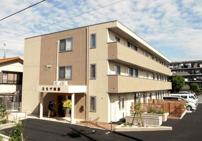 落ち着いた外観の建物