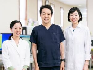 スタッフが並ぶ室内  
