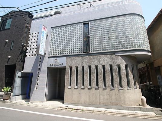 建物正面の外観  