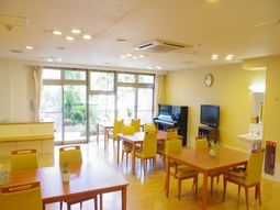 明るい共用ラウンジ