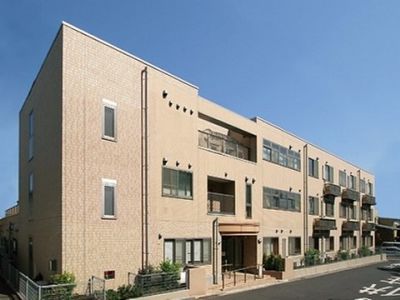 明るい外観の建物