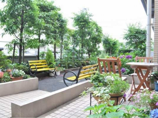 緑豊かな休憩スペース