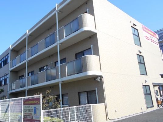 明るい外観の建物