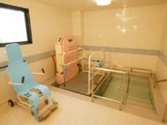 手すり付きの広々浴室