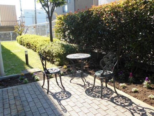 中庭の休憩スペース