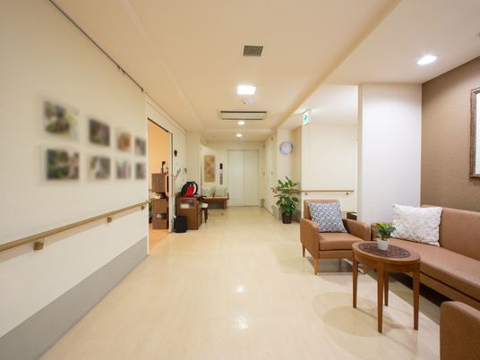 広々とした明るい廊下