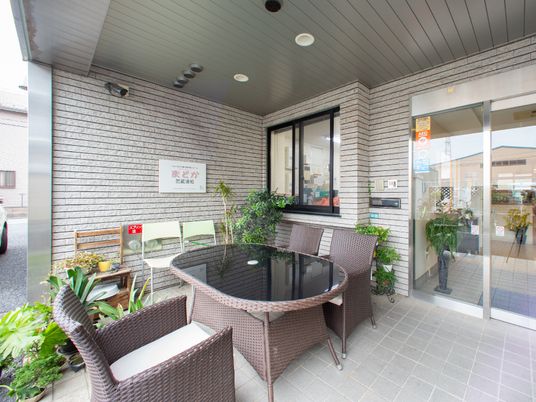 テーブルと椅子のあるエントランス