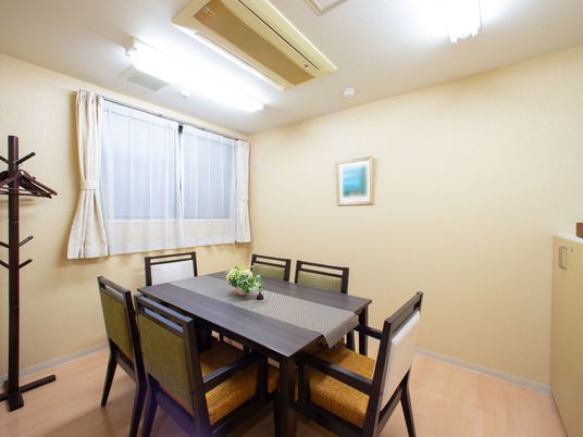 シンプルなダイニングエリア