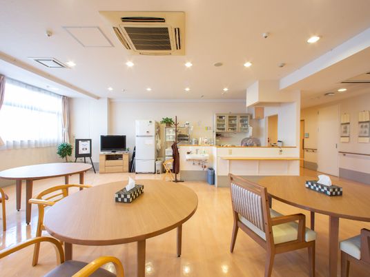 共用ダイニングの明るい空間