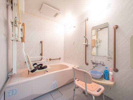 バリアフリー設計の浴室