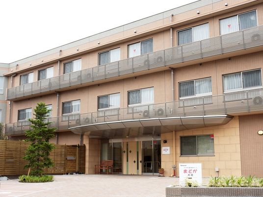 エントランスのある建物外観