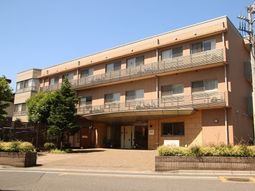 明るい日差しのエントランス