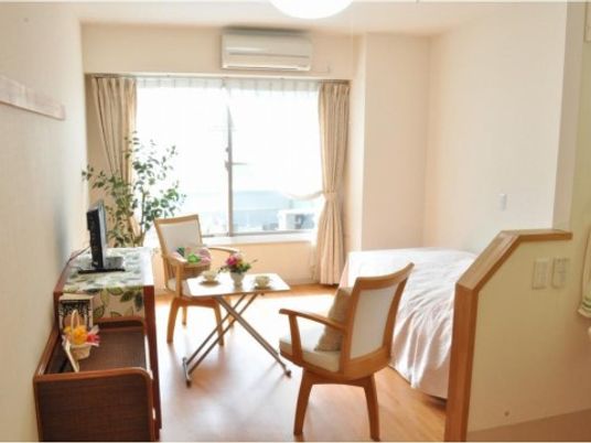 明るい個室の居室