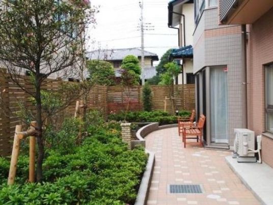 静かな中庭の風景