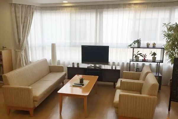 明るい共有リビング空間