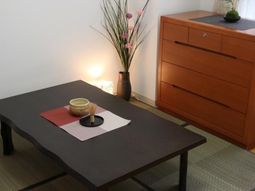 居室のテーブルと収納家具