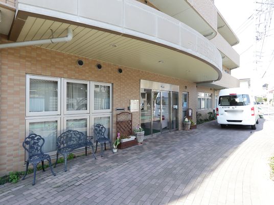 エントランスと駐車スペース