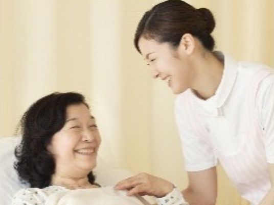 介護者と笑顔の高齢者