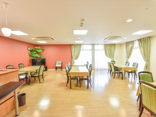 明るい広々とした食堂