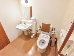 洋式トイレと洗面台