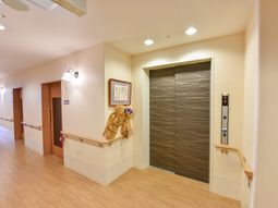 明るい廊下とエレベーター
