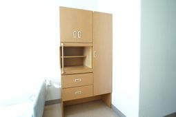 ベッド隣の収納家具