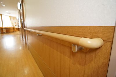 壁に取り付けられた手すり