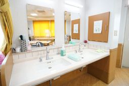 清潔な洗面台と鏡